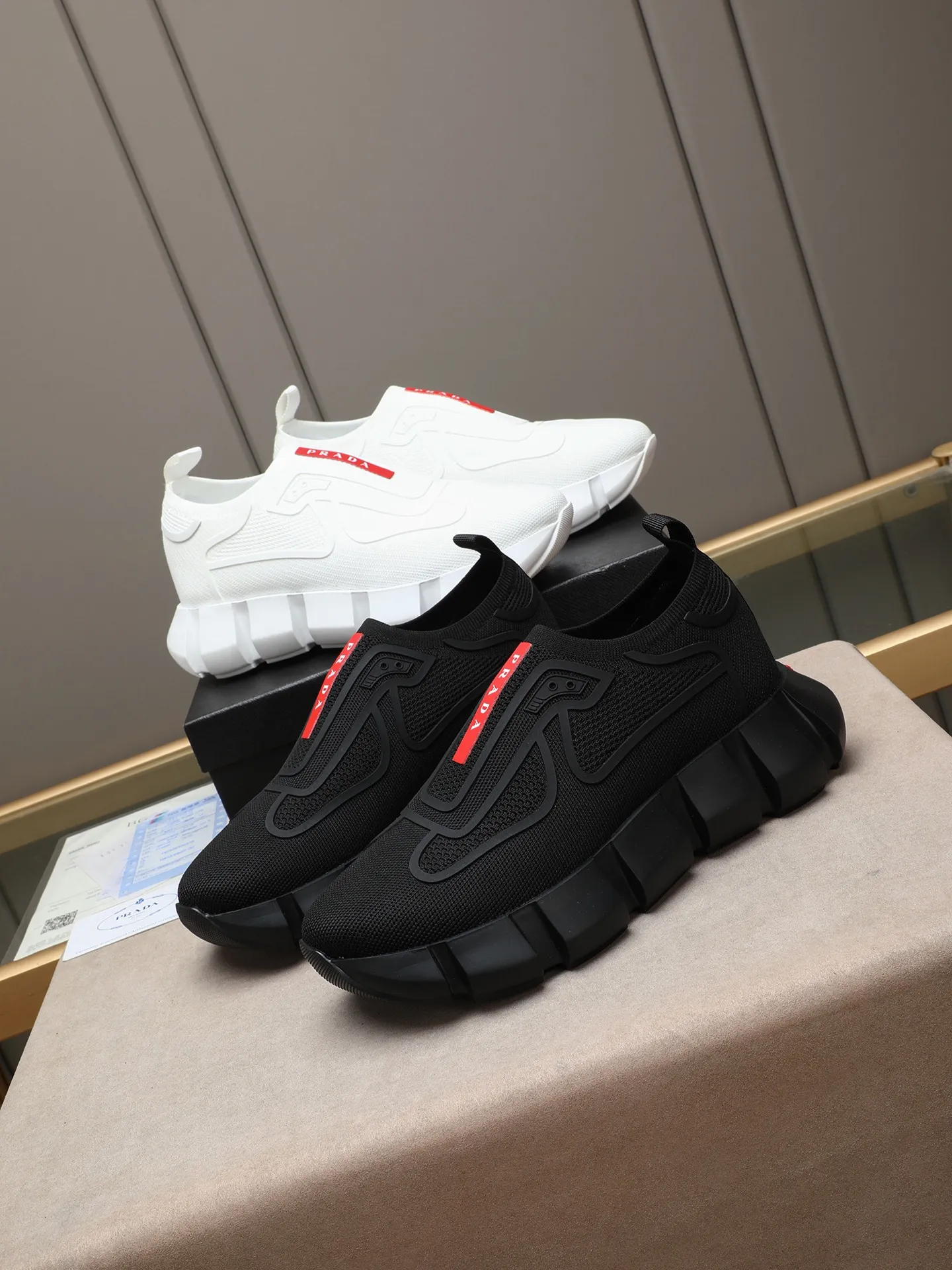 Men's shoes 💰460 PRADA/Prada men's lace-up casual sports shoes, the upper is made of high-elastic fly woven➕joined with breathable mesh. It is soft, comfortable and breathable. The tongue is decorated with the PRADA brand letter logo. The thick rubber sole echoes the red label tongue. The style is fashionable and generous. The details are carefully crafted. A casual sports shoe with a super western style and excellent breathability!  Size: 38-44 (45 46 customized)